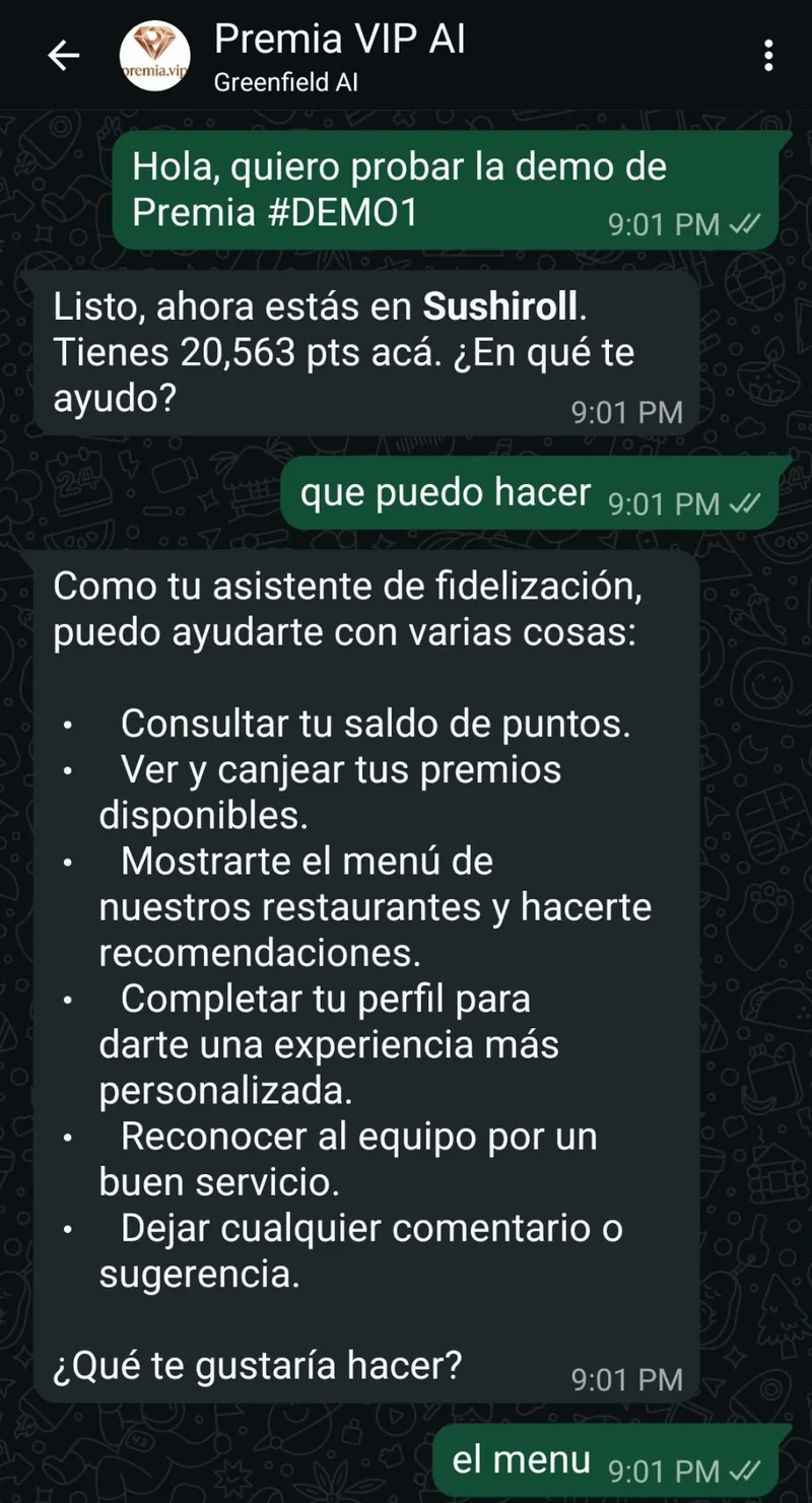 Hilo de WhatsApp donde el asistente enumera lo que puede hacer: consultar el saldo, ver y canjear premios, mostrar el menú y recomendar, completar el perfil, reconocer al equipo y dejar comentarios