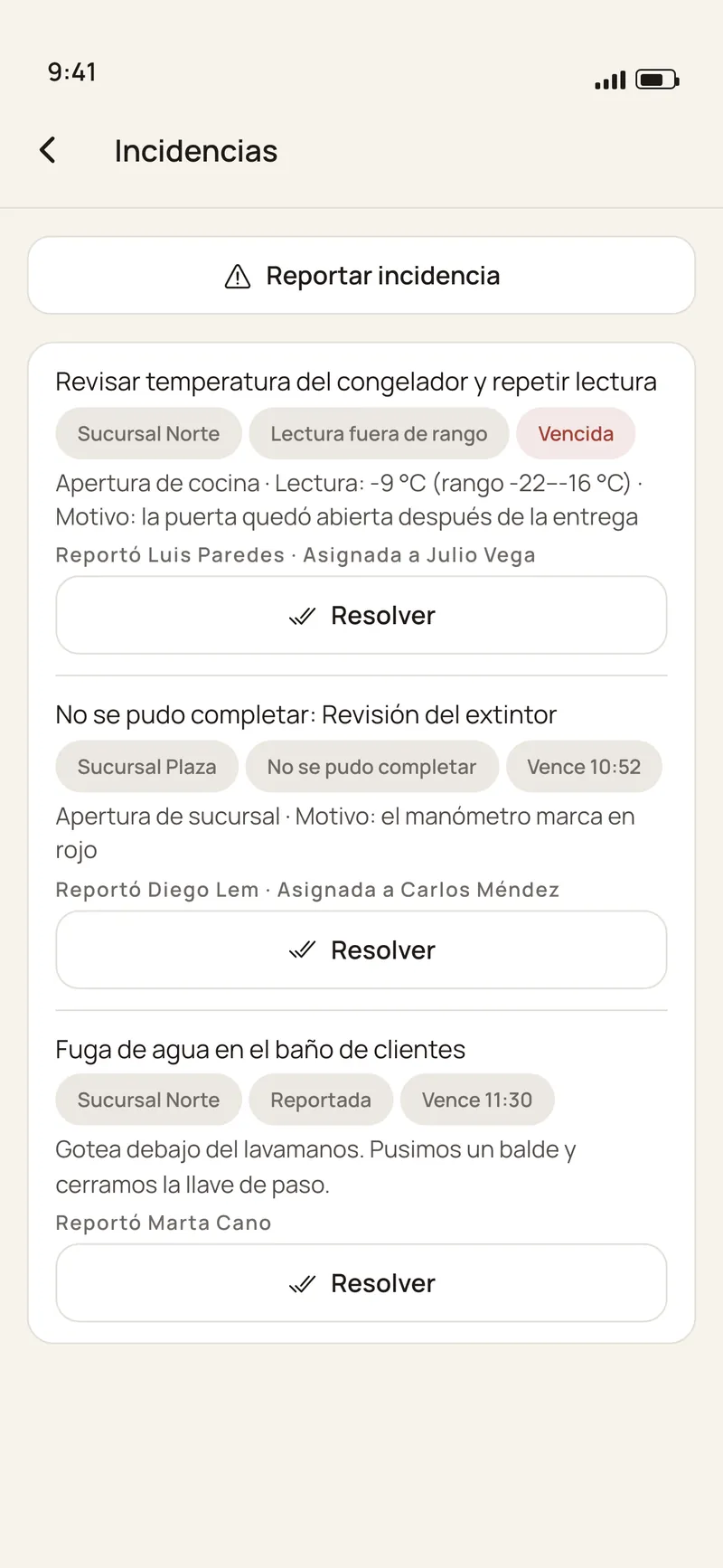 Pantalla de incidencias de la app Premia Teams: una lectura fuera de rango vencida, una línea que no se pudo completar y una fuga reportada desde el piso, cada una con su sucursal, su plazo y a quién está asignada