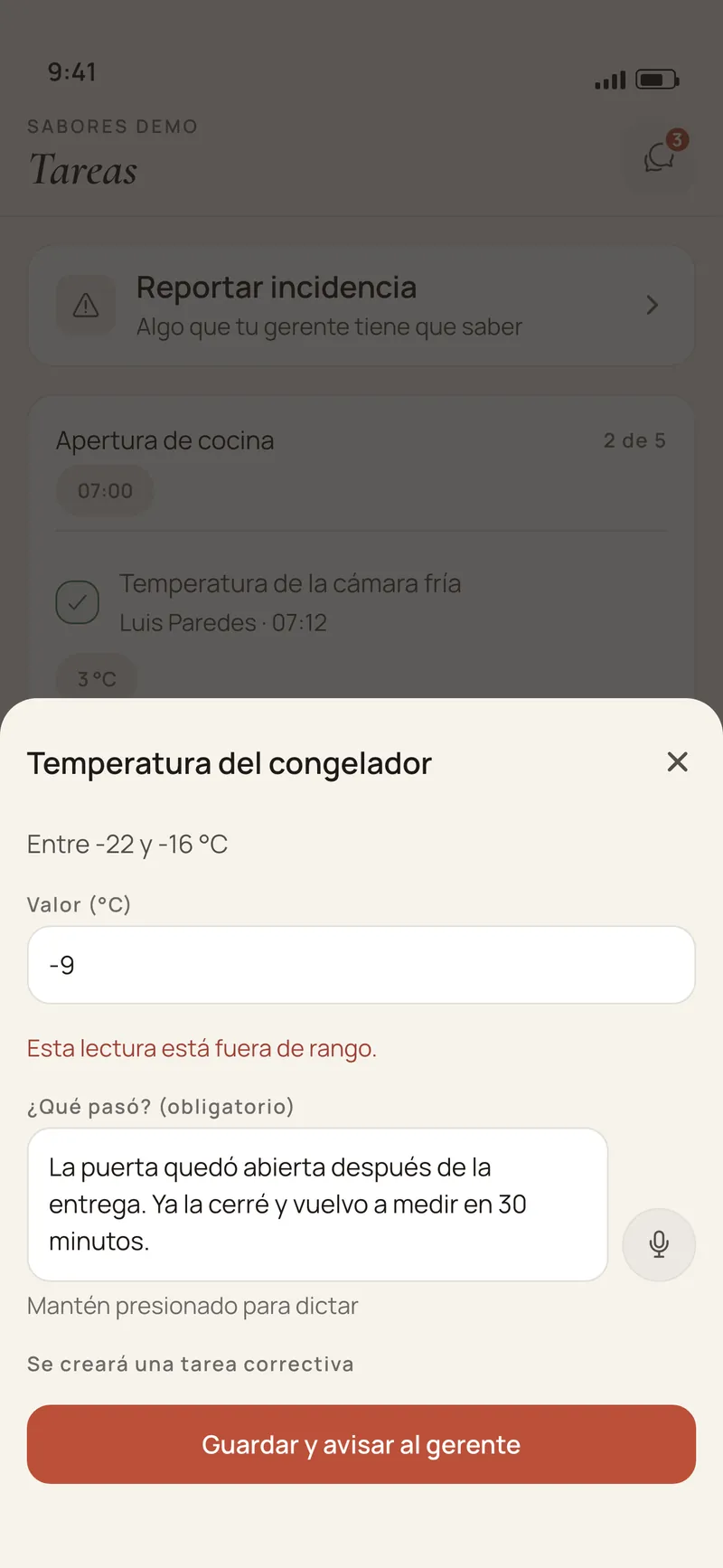 An out-of-range reading in the Premia Teams app: the freezer reads -9 °C against a -22 to -16 °C range, the app asks «¿Qué pasó?» (what happened?) and says a corrective task will be created