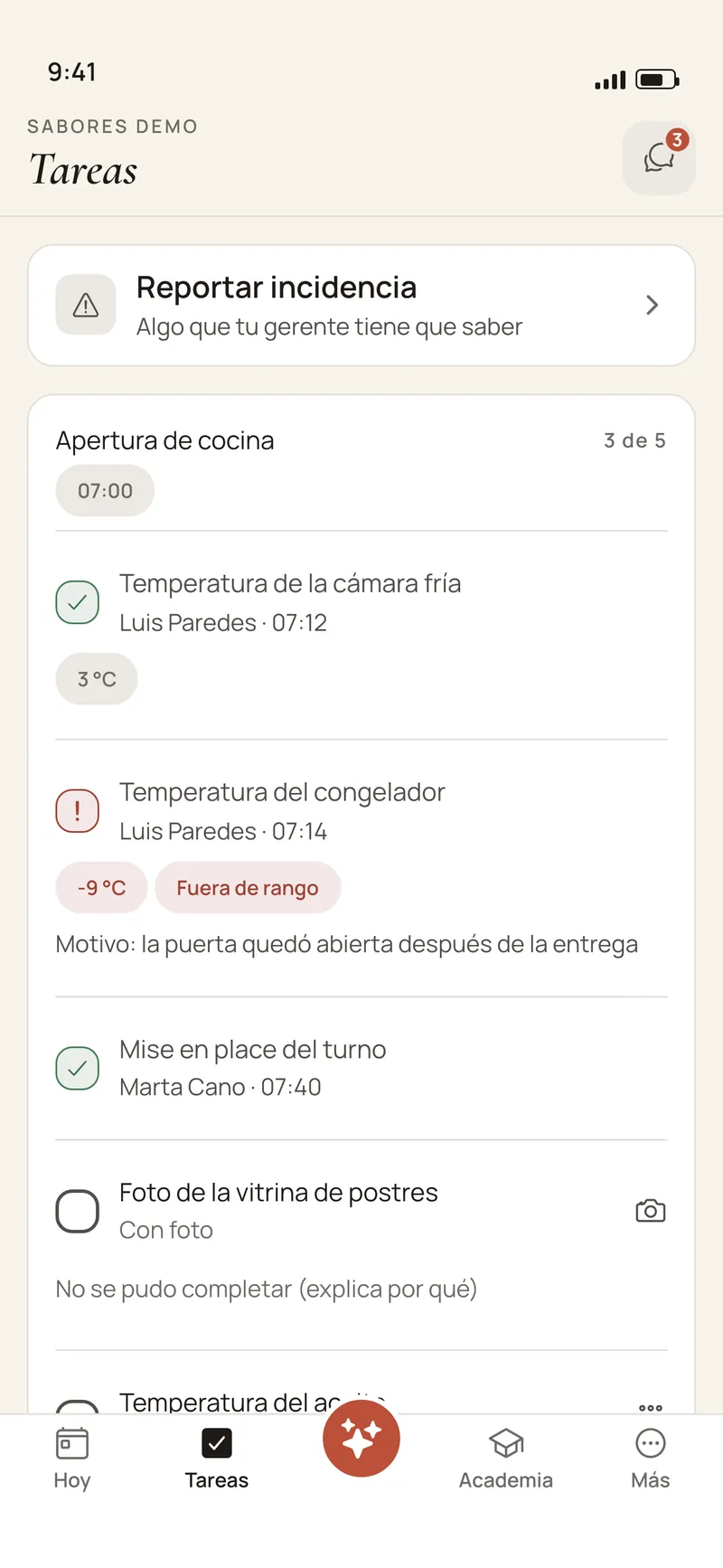 Pantalla Tareas de la app Premia Teams: la apertura de cocina a 3 de 5, una temperatura registrada, otra fuera de rango con su motivo y la opción de reportar una incidencia
