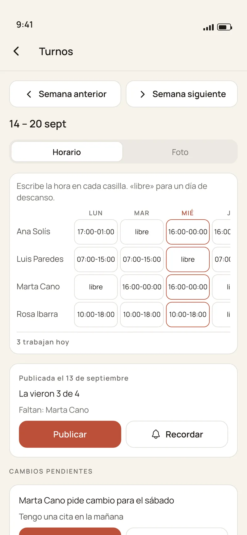 Pantalla Turnos de la app Premia Teams, vista de gerente: el horario de la semana, quiénes lo vieron y una solicitud de cambio para aprobar o rechazar