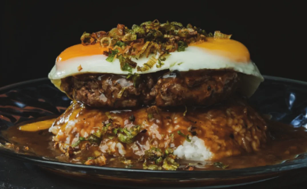 Plato de hamburguesa hawaiana